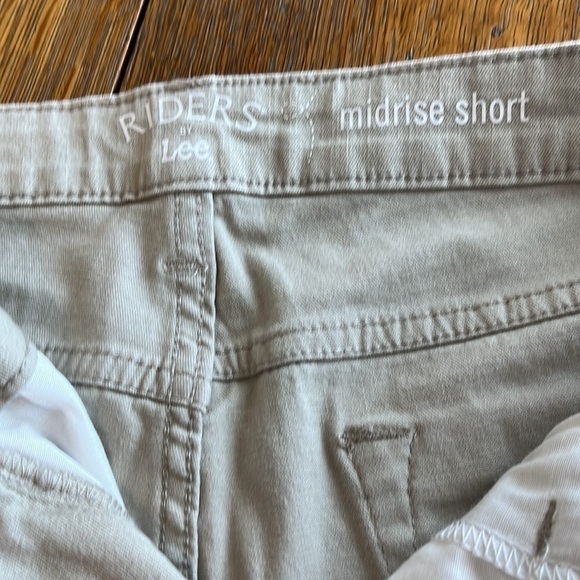 NEW Riders by Lee Midrise Short Casual Size 10.  Color is pure cashmere - Picture 2 of 9